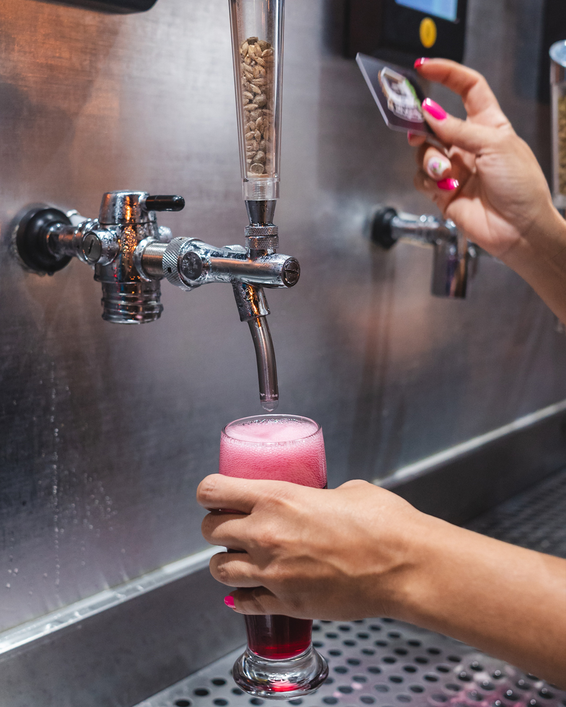 pessoa servindo copo com cerveja de vinho na torneira tap.