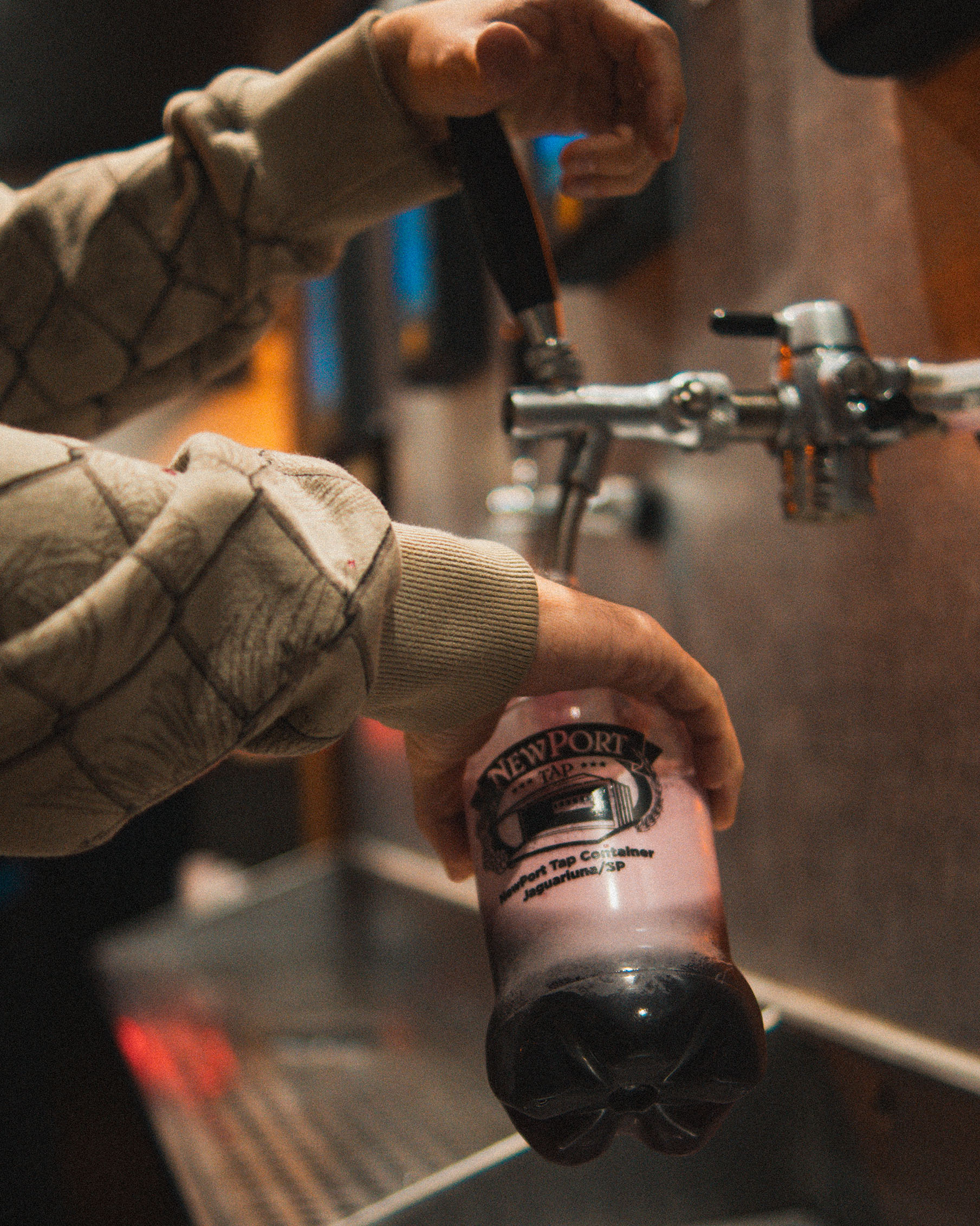 pessoa servindo copo com cerveja de vinho na torneira tap.