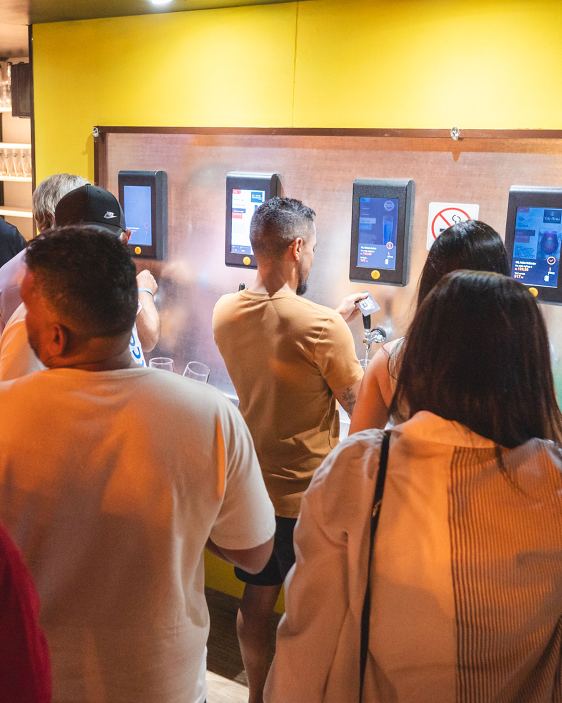 pessoas servindo copo com cerveja na torneira tap.