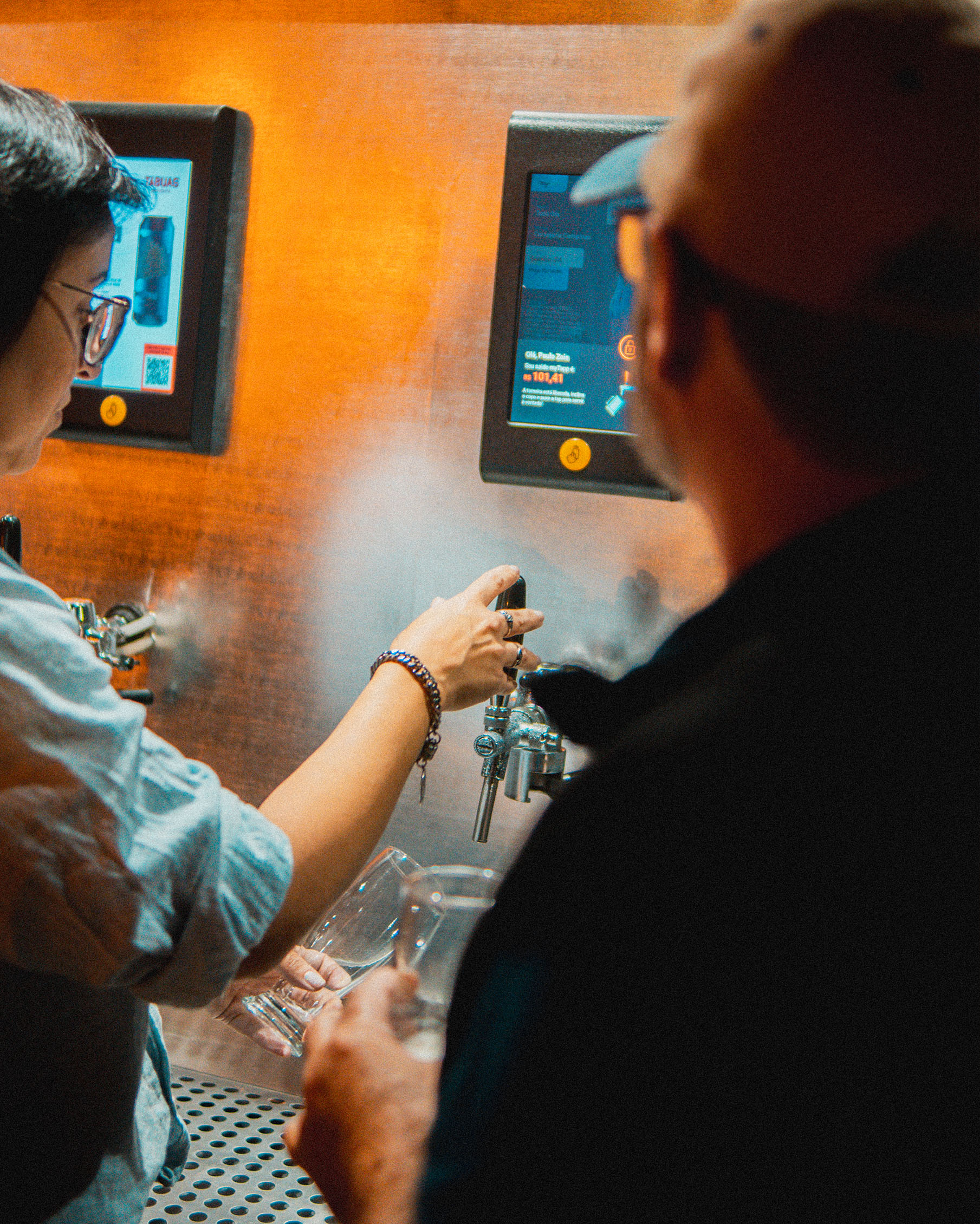 pessoa servindo copo com cerveja na torneira tap.