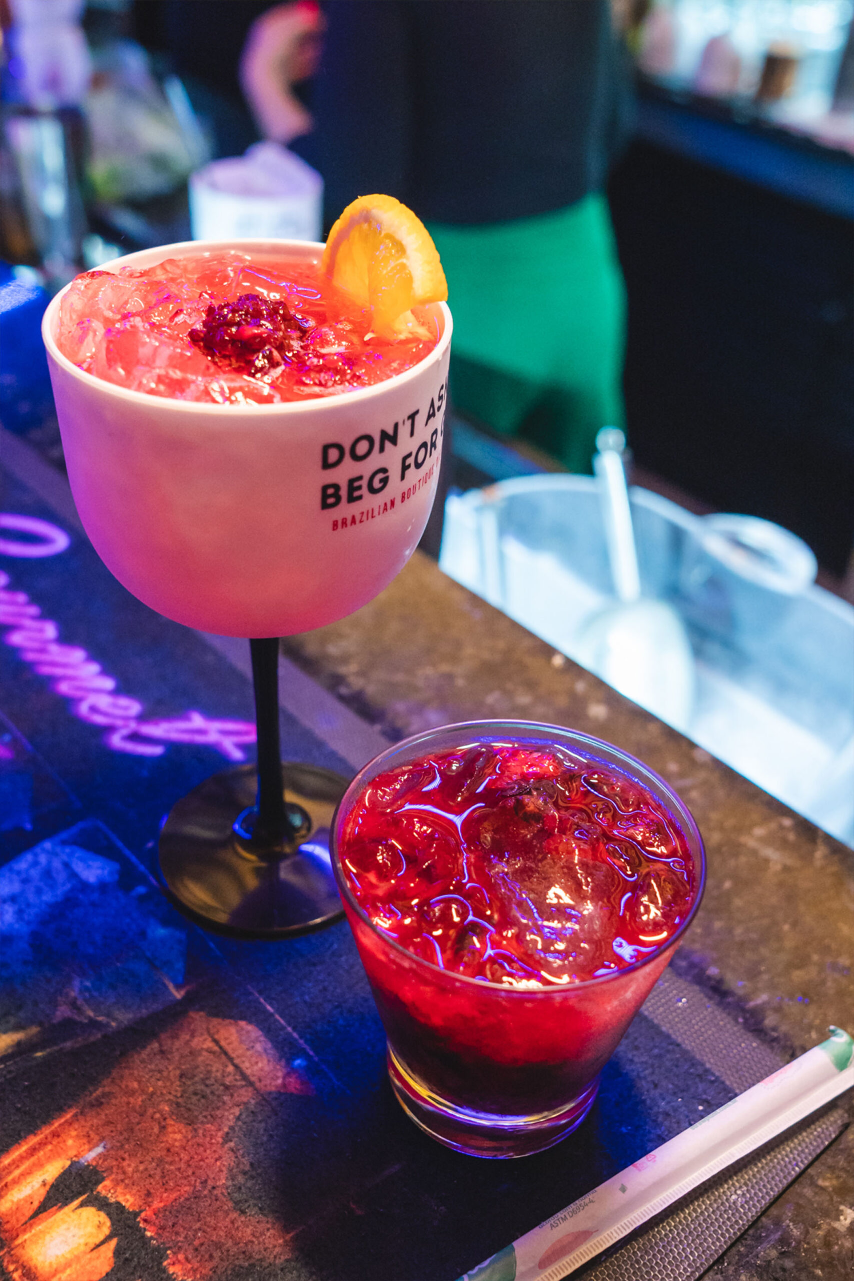 copos com drink de frutas.