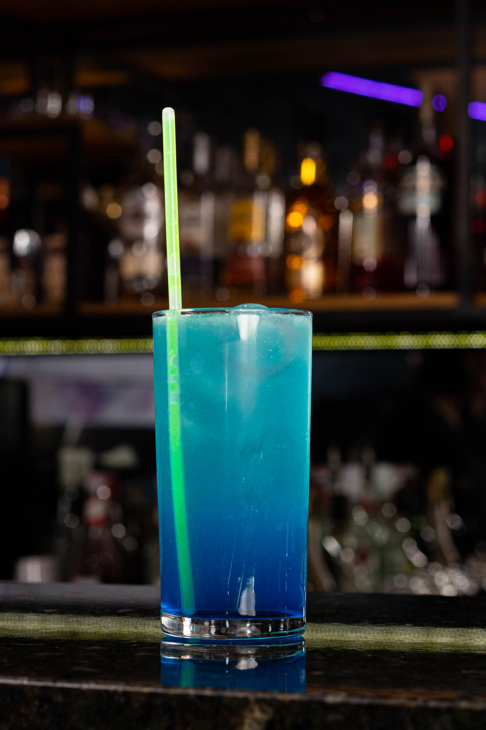 como com drink e haste luminosa.